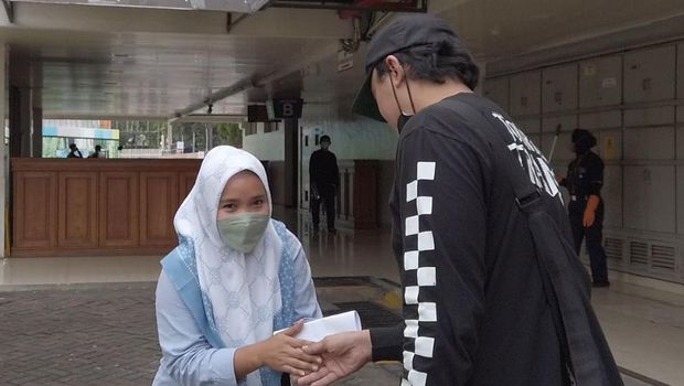 Siti Ningrum (20), penderita autoimun, sempat kritis dan kondisinya menurun. Beruntung, kini Siti sudah semakin membaik berkat donasi dari sahabat baik.