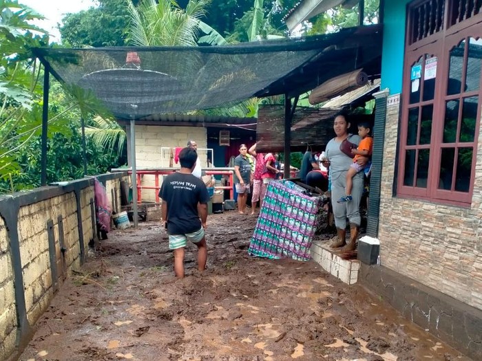 Situasi pasca banjir bandang yang melanda Desa Kalibukbuk, Kecamatan Buleleng, Kabupaten Buleleng, Bali, Kamis (9/2/2023). (Made Wijaya Kusuma)