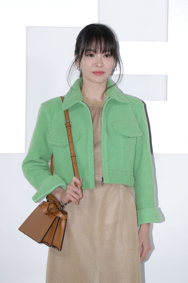 Popularitas Song Hye Kyo saat ini semakin meningkat dengan perannya sebagai Moon Dong Eun dalam serial ‘The Glory’. Para penggemar drakor pun sudah tidak sabar menantikan lanjutan dramanya dalam ‘The Glory Part 2’ yang akan tayang di Netflix pada Maret 2023. Foto: Getty Images