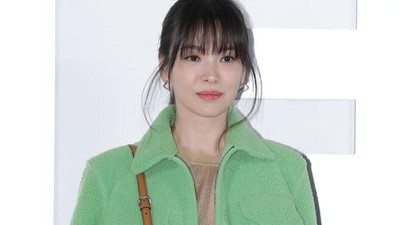 7 Potret Song Hye Kyo di Acara Fendi, Kecantikannya Tak Lekang Waktu