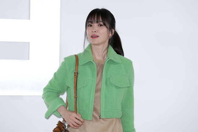 Rambut berponi yang dikuncir tinggi membuat Song Hye Kyo tampak lebih segar dan muda. Foto: Getty Images