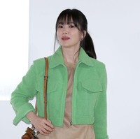 Rambut berponi yang dikuncir tinggi membuat Song Hye Kyo tampak lebih segar dan muda. Foto: Getty Images