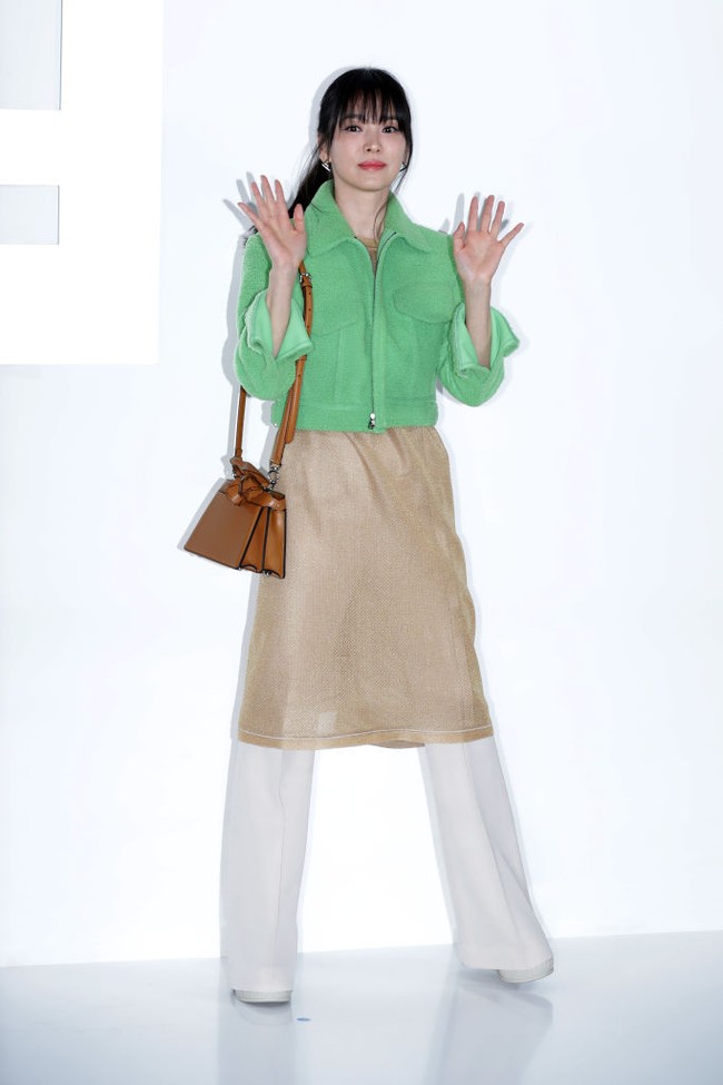 Bintang drakor ‘The Glory’ ini mengenakan jaket hijau yang dipadu dress warna beige dan celana palazzo. Busana tersebut merupakan koleksi ready to wear Fendi untuk Spring 2023. Foto: Getty Images