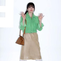 Bintang drakor ‘The Glory’ ini mengenakan jaket hijau yang dipadu dress warna beige dan celana palazzo. Busana tersebut merupakan koleksi ready to wear Fendi untuk Spring 2023. Foto: Getty Images