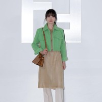 Song Hye Kyo menghadiri pembukaan flagship store pertama Fendi di Seoul, Korea Selatan, pada Rabu (8/3/2023). Ia tampil cerah dengan busana bernuansa hijau dan beige. Foto: Getty Images