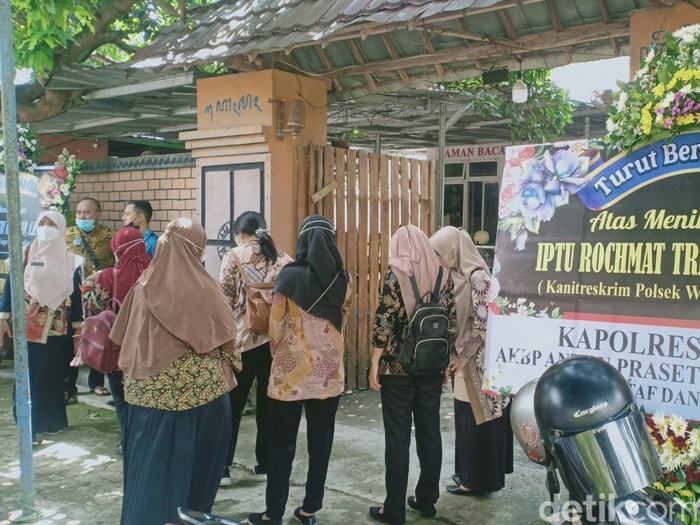 Suasana duka di rumah Iptu Rochmat bapak dari 92 anak asuh