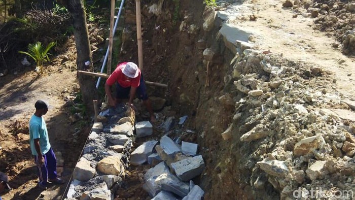 Talut yang rusak di perbatasan Klaten-Gunungkidul diperbaiki, Kamis (9/2/2023).