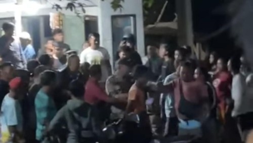 Tangkapan layar seorang pria diamankan warga karena dianggap menculik anak di Gianyar. Foto: Istimewa.