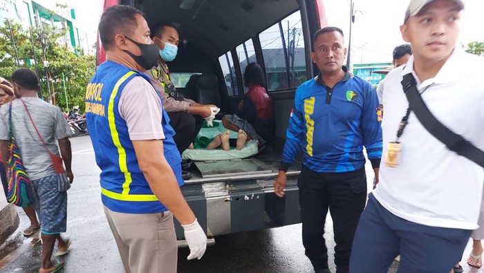 Terkini! Foto-foto Evakuasi Korban Gempa M 5,4 di Jayapura Gempa magnitudo 5,4 di Jayapura menyebabkan empat warga tewas. Polda Papua terjun langsung mengevakuasi para korban.