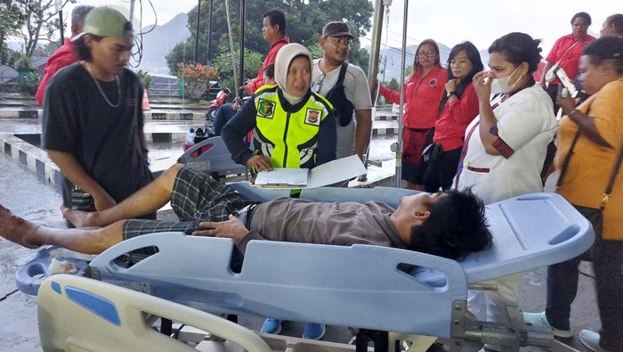 Gempa magnitudo 5,4 di Jayapura menyebabkan empat warga tewas. Polda Papua terjun langsung mengevakuasi para korban.
