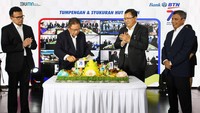 Wakil Komisaris Utama Bank BTN Iqbal Latanro didampingi Direktur Utama Bank BTN Haru Koesmahargyo, Wakil Direktur Utama Bank BTN Nixon LP Napitupulu dan Direktur Finance Bank BTN Nofry Rony Poetra memotong tumpeng dalam Perayaan HUT Bank BTN ke-73 di Jakarta, Kamis (9/2).