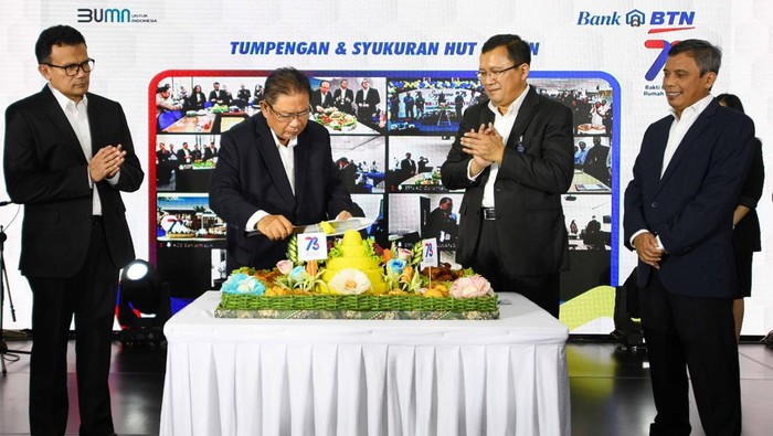 Terus Salurkan Kredit Rumah Murah untuk Masyarakat Indonesia Wakil Komisaris Utama Bank BTN Iqbal Latanro didampingi Direktur Utama Bank BTN Haru Koesmahargyo, Wakil Direktur Utama Bank BTN Nixon LP Napitupulu dan Direktur Finance Bank BTN Nofry Rony Poetra memotong tumpeng dalam Perayaan HUT Bank BTN ke-73 di Jakarta, Kamis (9/2). Dalam usia ke-73 tahun ini, sebagai bentuk Bakti BTN untuk Rumah Indonesia, perseroan terus konsisten dalam mendukung Pemerintah mendorong pertumbuhan ekonomi, melalui sektor perumahan. Selama 73 tahun melayani masyarakat Indonesia, Bank BTN telah mengucurkan kredit sekitar Rp775 triliun yang mengalir kepada lebih dari 5,78 juta masyarakat di Indonesia dari seluruh segmen.