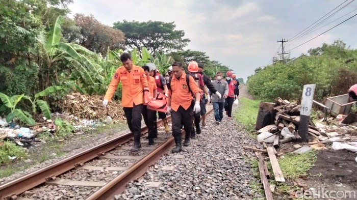 Pria Tak Beridentitas Tewas Tersambar Kereta Api Di Perlintasan Ketintang 3446