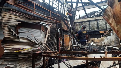 Tim Labfor Polda Bali serta tim Inafis Polres Jembrana saat melakukan olah TKP lokasi terbakarnya Pasar Adat Lelateng, Kecamatan Negara, Kabupaten Jembrana, Bali, Kamis (9/2/2023). (I Putu Adi Budiastrawan/detikBali).