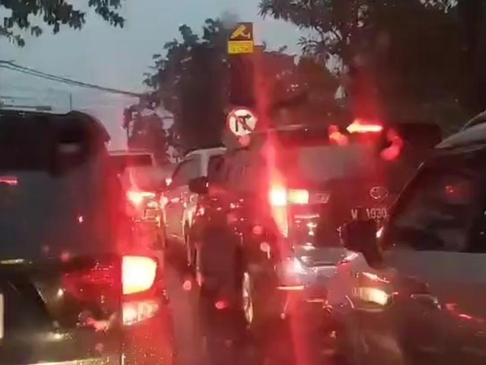 Seorang pengendara melaporkan traffic light perempatan Nginden Surabaya mati. Saat ini, lokasi juga sedang diguyur hujan deras.