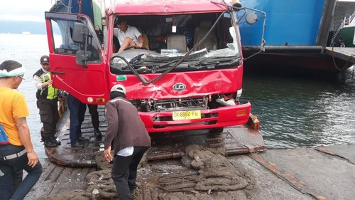 Truk menabrak truk saat memasuki kapal di dermaga LCM, Pelabuhan Gilimanuk, pada pukul 07.09 Wita, Kamis (9/2/2023).
