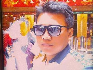 Kedekatan Lukas Enembe dan Tukang Cukurnya yang Kerap Diboyong ke Singapura