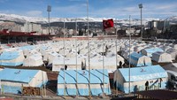Beberapa kehancuran terparah terjadi di dekat pusat gempa antara Kahramanmaras dan Gaziantep, sebuah kota berpenduduk dua juta jiwa di mana seluruh blok sekarang menjadi reruntuhan di bawah salju yang menumpuk. Adem Altan/AFP/Getty Images  