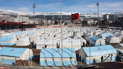 Turki Bangun Tenda Pengungsian untuk Korban Gempa di Stadion