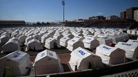 Otoritas Manajemen Bencana dan Darurat Turki (AFAD) mendirikan tenda darurat di dalam stadion di Kota Kahramanmaras, Turki, Rabu (8/2/2023). Ozan Kose/AFP/Getty Images  