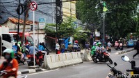Pantauan pada Kamis (9/2) pukul 17.00 WIB, putaran balik di Jalan Palmerah Utara ini sudah ada tanda larangan dan sebagian ditutup beton. Namun posisi beton tidak menutup U-turn sepenuhnya sehingga banyak kendaraan putar balik maupun belok kanan dari titik ini. Ari Saputra/detikcom.
