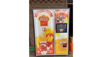 Kamu juga bisa menemukan vending machine yang unik di Penang, Malaysia. Ada Akoof French Fries yang menawarkan kentang goreng gurih renyah. Kentang goreng dari vending machine ini juga disajikan dalam kondisi hangat. Foto: site news