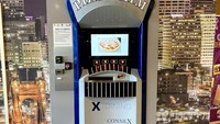 Vending machine pizza bisa ditemui salah satunya di Cincinnati, Ohio. Adalah Pizza ATM yang telah beroperasi sejak 2016. Menu yang ditawarkan di antaranya adalah buffalo chicken, pepperoni dan keju. Foto: site news