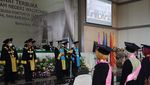 Potret Ortu Gantikan Almarhum Anak di Wisuda UIN Semarang