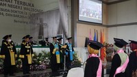 Ribuan wisudawan, undangan, dan civitas akademika dipimpin wakil rektor UIN Walisongo Semarang mengirim doa untuk almarhum Hariyo agar diterima di sisi Allah dan keluarga diberikan ketabahan.  Foto: UIN Walisongo Semarang