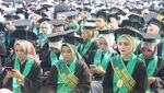 Potret Ortu Gantikan Almarhum Anak di Wisuda UIN Semarang