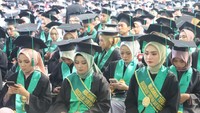 Wisudawan peraih IPK tertinggi UIN Walisongo Semarang Periode Februari 2023 di jenjang S1 yaitu Krisna Wahyu Anggraeni dari Fakultas Sains dan Teknologi dan Nabeela Himmatus Tsuroya dari Fakultas  Ilmu Tarbiyah dengan IPK 3,94. Foto: UIN Walisongo Semarang