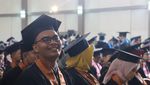 Potret Ortu Gantikan Almarhum Anak di Wisuda UIN Semarang