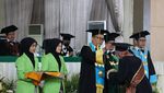 Potret Ortu Gantikan Almarhum Anak di Wisuda UIN Semarang