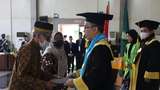 Potret Ortu Gantikan Almarhum Anak di Wisuda UIN Semarang