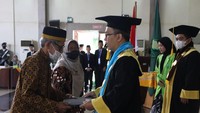 Dalam kondisi sakit dan menjalani kemoterapi untuk kanker paru-parunya sejak 2021, Hariyo tetap bersemangat untuk dapat menyelesaikan skripsi dan diwisuda dengan gelar Sarjana Sosial hingga akhir hayatnya. Foto: UIN Walisongo Semarang