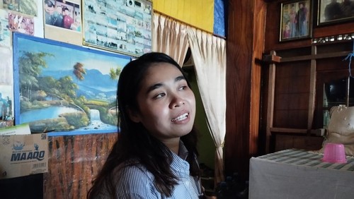 Yanti Anisa, rekan WNI asal Bali yang meninggal dunia akibat gempa Turki, Nia Marlinda saat menyambangi rumah duka di Denpasar, Kamis (9/2/2023). Foto: Nuranda Indrajaya/detikBali.