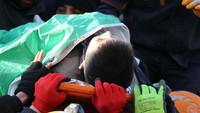 Petugas mengbawa Serhat Varli (10) dengan tandu, Jumat (10/2/2023).