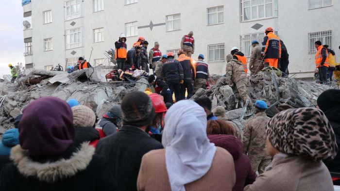 101 Jam Terkubur Reruntuhan Gempa Turki, Ibu dan Anaknya Selamat DIYARBAKIR, TURKIYE - FEBRUARY 10: 32 year-old Sebahat Varli and her 10 year-old son Serhat Varli are being rescued under rubbles of a collapsed building 101 hours after 7.7 and 7.6 magnitude earthquakes hit TurkiyeΓ’s Diyarbakir on February 10, 2023. Early Monday morning, a strong 7.7 earthquake, centered in the Pazarcik district, jolted Kahramanmaras and strongly shook several provinces, including Gaziantep, Sanliurfa, Diyarbakir, Adana, Adiyaman, Malatya, Osmaniye, Hatay, and Kilis. Later, at 13.24 p.m. (1024GMT), a 7.6 magnitude quake centered in Kahramanmaras' Elbistan district struck the region. Turkiye declared 7 days of national mourning after deadly earthquakes in southern provinces. (Photo by Fecri Barlik/Anadolu Agency via Getty Images)