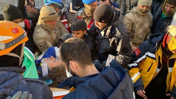 101 Jam Terkubur Reruntuhan Gempa Turki, Ibu dan Anaknya Selamat DIYARBAKIR, TURKIYE - FEBRUARY 10: 32 year-old Sebahat Varli and her 10 year-old son Serhat Varli are being rescued under rubbles of a collapsed building 101 hours after 7.7 and 7.6 magnitude earthquakes hit TurkiyeΓ’s Diyarbakir on February 10, 2023. Early Monday morning, a strong 7.7 earthquake, centered in the Pazarcik district, jolted Kahramanmaras and strongly shook several provinces, including Gaziantep, Sanliurfa, Diyarbakir, Adana, Adiyaman, Malatya, Osmaniye, Hatay, and Kilis. Later, at 13.24 p.m. (1024GMT), a 7.6 magnitude quake centered in Kahramanmaras' Elbistan district struck the region. Turkiye declared 7 days of national mourning after deadly earthquakes in southern provinces. (Photo by Fecri Barlik/Anadolu Agency via Getty Images)