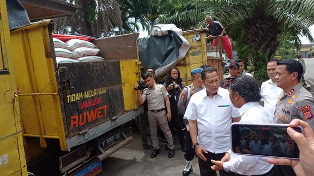 Kepolisian Polda Banten menangkap 7 orang pengoplos beras bulog sebanyak 350 ton. Pengungkapan ini dilakukan menindaklanjuti adanya kenaikan harga beras termasuk jadi perhatian Perum Bulog.