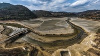 Menyusutnya sungai membuat pasokan air di pusat distrik Qixingguan pun terganggu.  