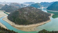 Sungai Biyang seharusnya penuh dengan air berwarna biru yang jernih.  
