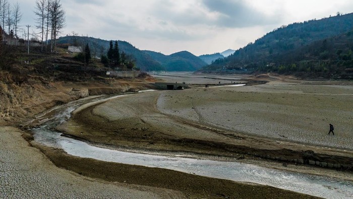 BIJIE, CHINA - FEBRUARY 9, 2023 - Aerial photo shows the falling water level of the Biyang River Reservoir in Qixingguan district of Bijie City, Southwest China's Guizhou Province, Feb 9, 2023. At present, the water supply of central city of Qixingguan is insufficient because of the drought. (Photo credit should read CFOTO/Future Publishing via Getty Images)