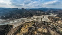 Foto udara menunjukkan penurunan permukaan air Sungai Biyang di distrik Qixingguan Kota Bijie, Provinsi Guizhou, China, Kamis (9/2/2023).  