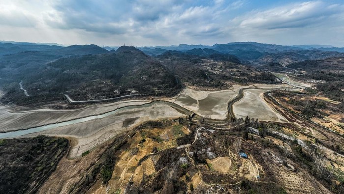Air Sungai Biyang di China Terus Menyusut Diterpa Kekeringan BIJIE, CHINA - FEBRUARY 9, 2023 - Aerial photo shows the falling water level of the Biyang River Reservoir in Qixingguan district of Bijie City, Southwest China's Guizhou Province, Feb 9, 2023. At present, the water supply of central city of Qixingguan is insufficient because of the drought. (Photo credit should read CFOTO/Future Publishing via Getty Images)