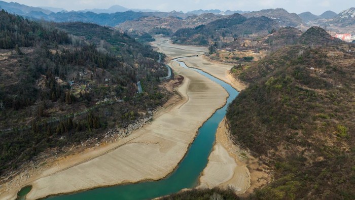 BIJIE, CHINA - FEBRUARY 9, 2023 - Aerial photo shows the falling water level of the Biyang River Reservoir in Qixingguan district of Bijie City, Southwest China's Guizhou Province, Feb 9, 2023. At present, the water supply of central city of Qixingguan is insufficient because of the drought. (Photo credit should read CFOTO/Future Publishing via Getty Images)