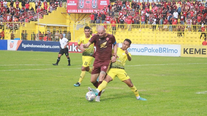 Aksi Kapten PSM Makassar Wiljan Pluim saat melawan Barito Putera di pekan ke-23 Liga 1 2022/2023.