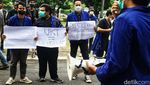 Aksi Mahasiswa di Depan Gedung Kemendikbudristek