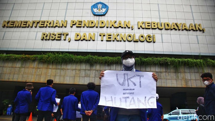 Aliansi Mahasiswa UNY Bergerak menggelar aksi di halaman Kemendikbudristek, Jl Sudirman, Senayan, Jakarta Pusat, Jumat (10/2/2023). Mereka mengkritik mahalnya biaya kuliah di Universitas Negeri Yogyakarta (UNY).