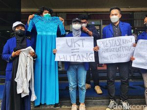Aksi Mahasiswa di Depan Gedung Kemendikbudristek